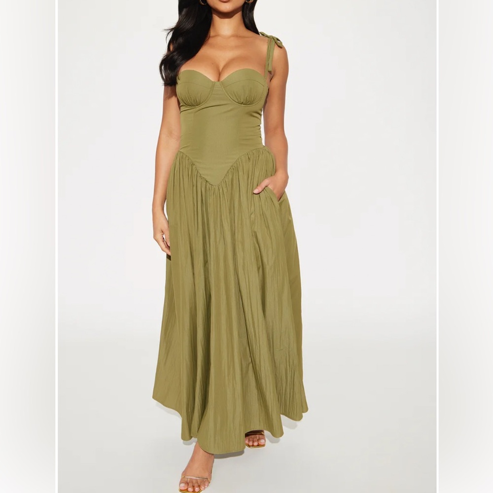 Romantic Flattering Maxi Dress - Picture 2 of 4